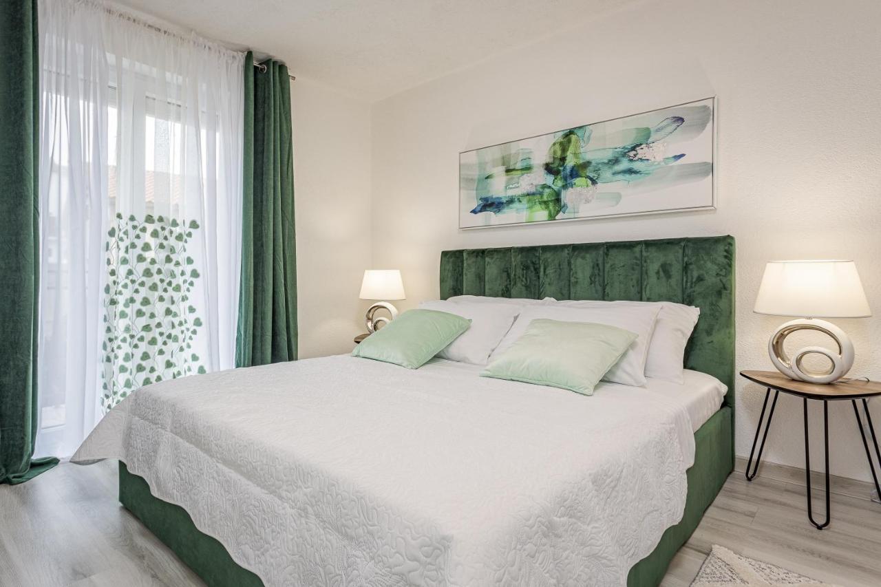 Luxury Apartments Gina โรวีน ภายนอก รูปภาพ