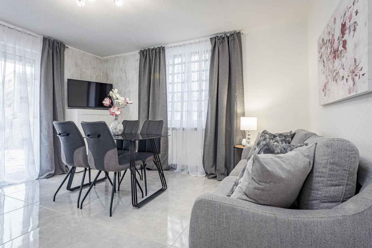 Luxury Apartments Gina โรวีน ภายนอก รูปภาพ