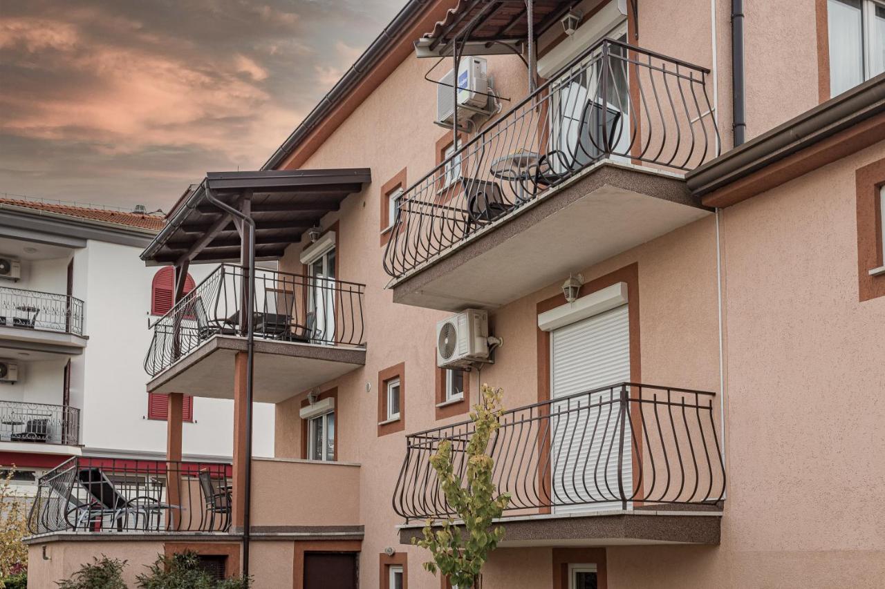 Luxury Apartments Gina โรวีน ภายนอก รูปภาพ